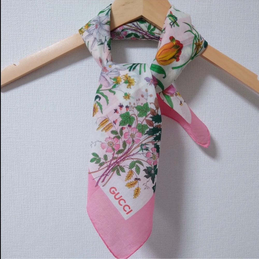 Gucci silk scarf, floral motif with pink border, signed: "Gucci." - Picture 3 of 6